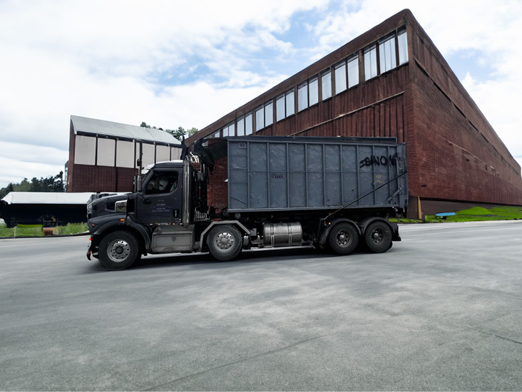 Camion de ramassage de métaux