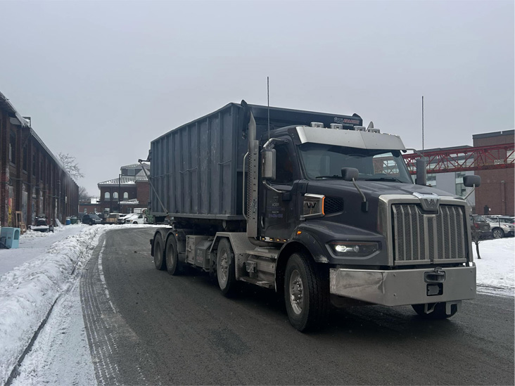 Camion de ramassage de métaux